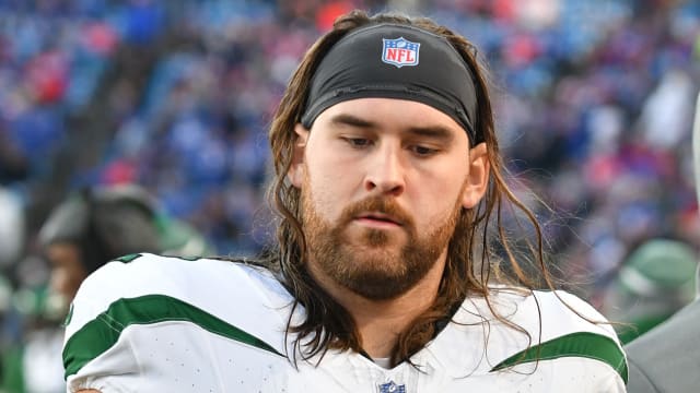 Jets' OL Jake Hanson (62)